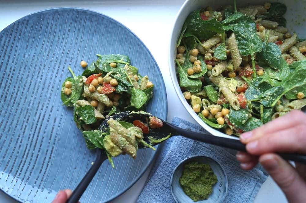 Pastasalat med kikærter og pesto