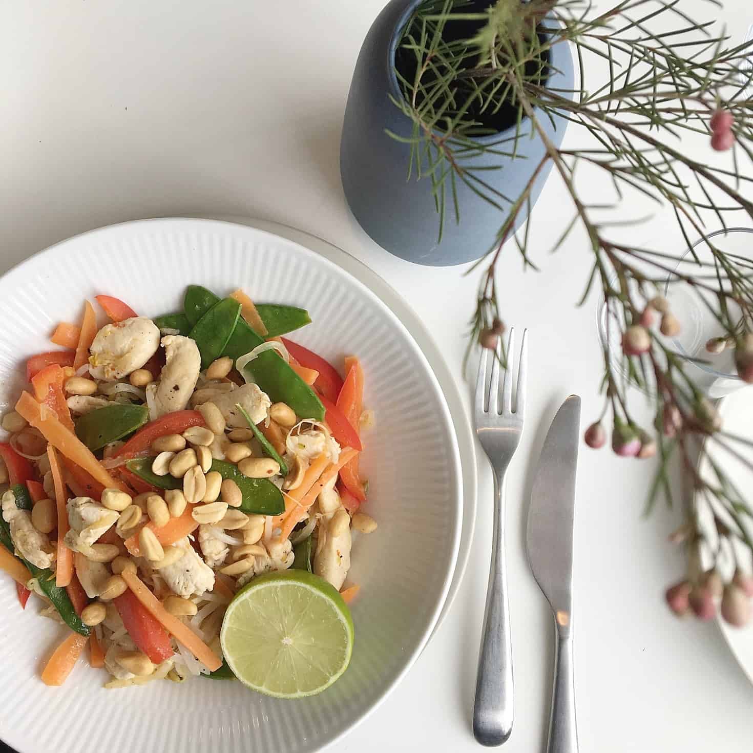 Asiatisk inspireret nudelsalat med kylling