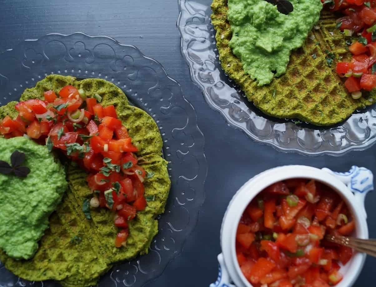 Falafel vaffel med salsa og ærtedip