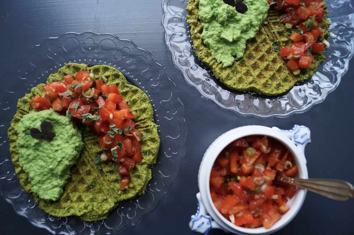 Falafel vaffel med salsa og ærtedip