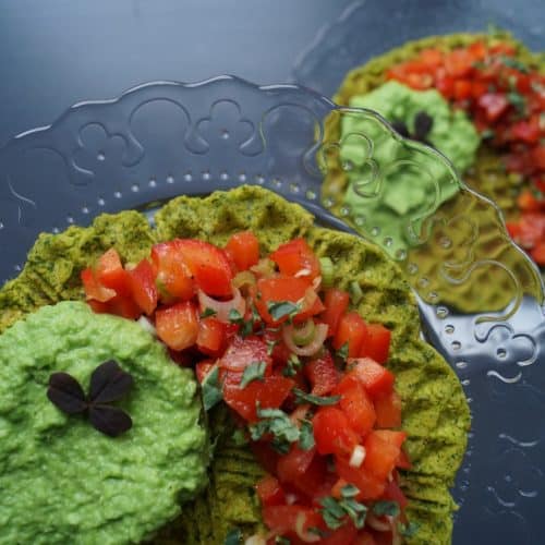 Falafel vaffel med salsa og ærtedip