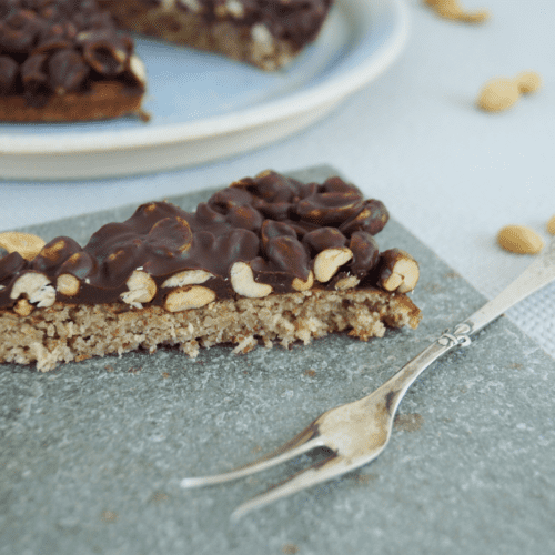 Sund snickerskage uden gluten og raffineret sukker