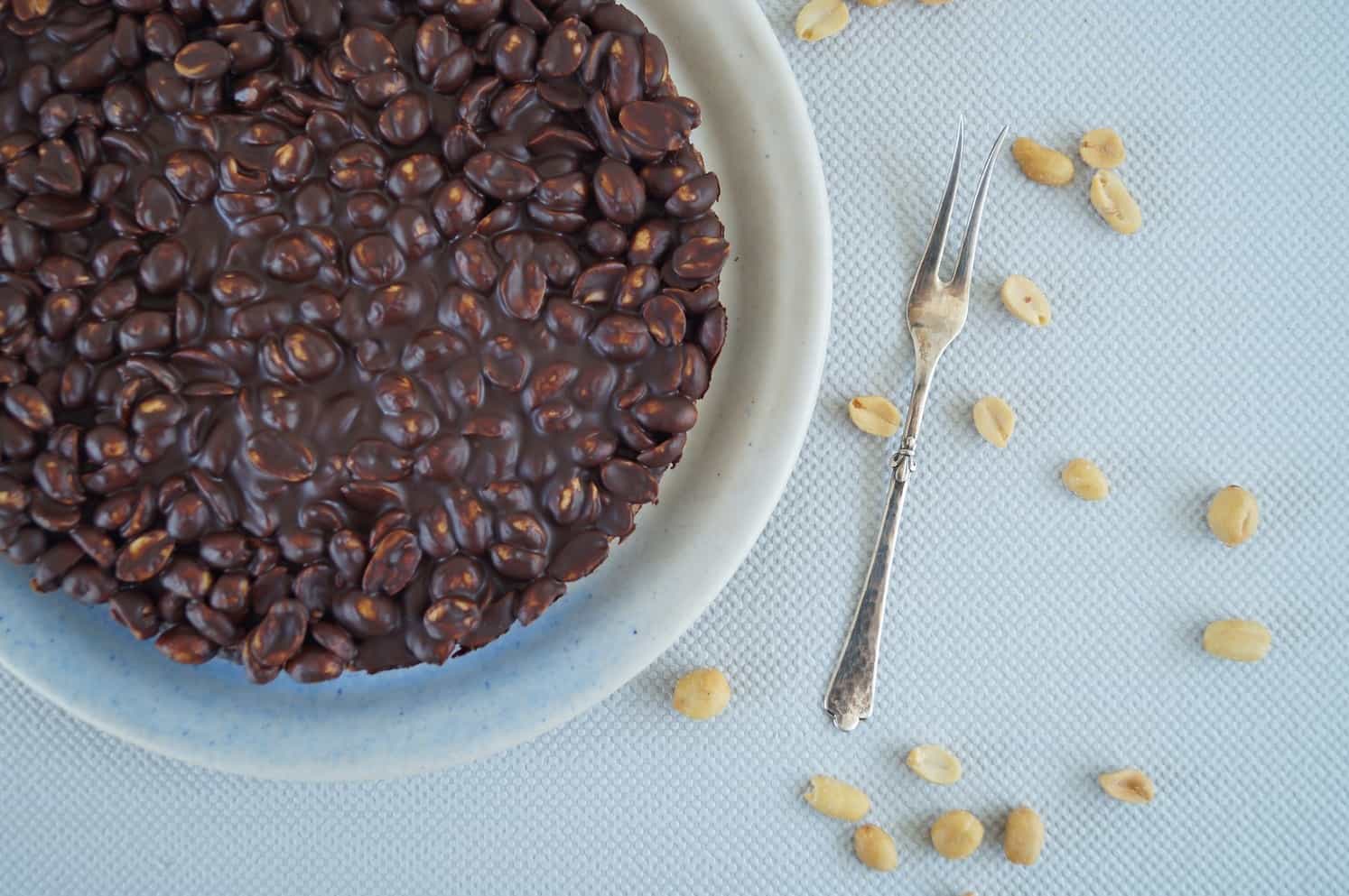 Sund snickerskage uden gluten og raffineret sukker