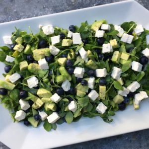 Salat med blåbær, feta, ærter og avokado