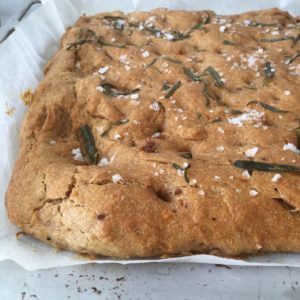 Fuldkorns foccacia med soltørret tomat og rosmarin