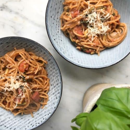 One pot pasta med chorizo, svampe og squash