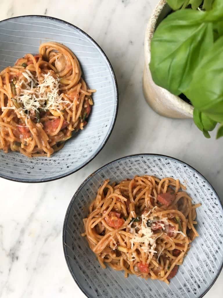 One pot pasta med chorizo, svampe og squash