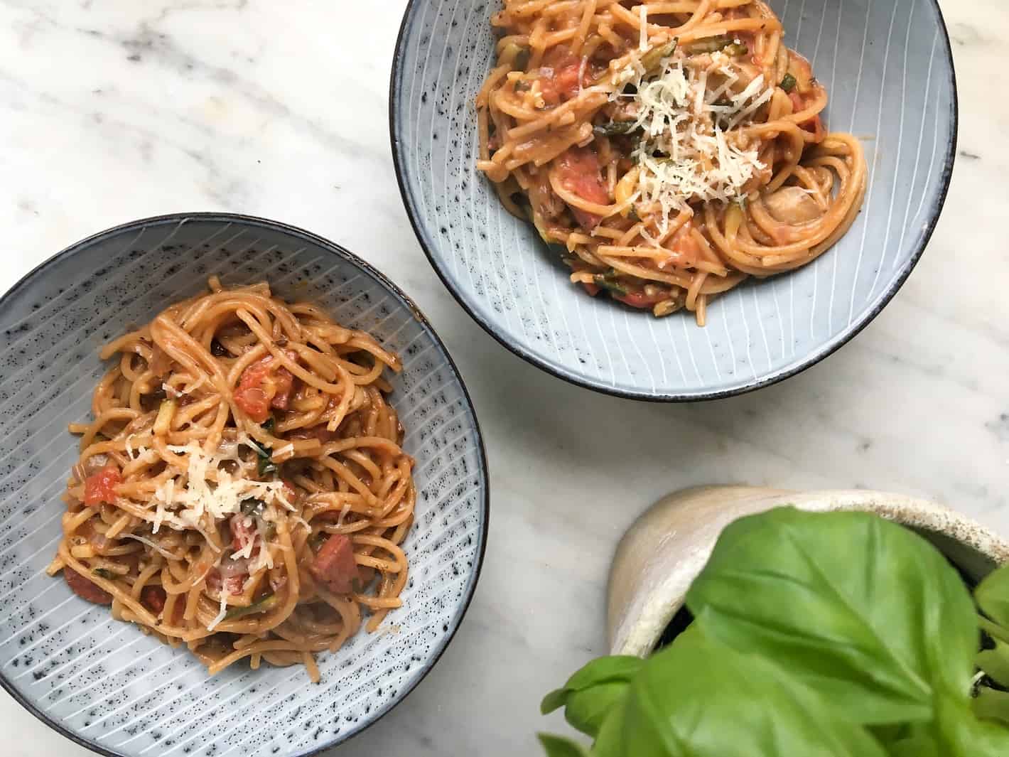 One pot pasta med chorizo, svampe og squash