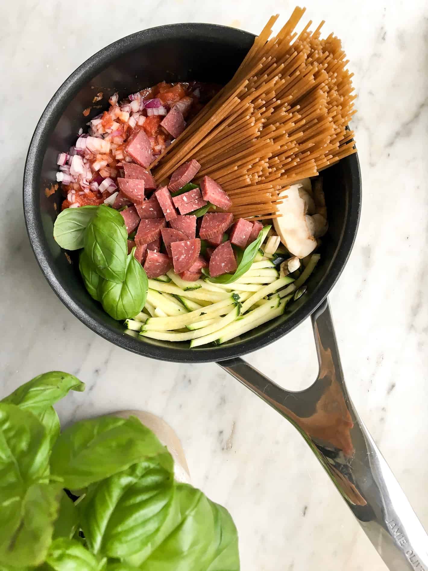 One pot pasta med chorizo, svampe og squash