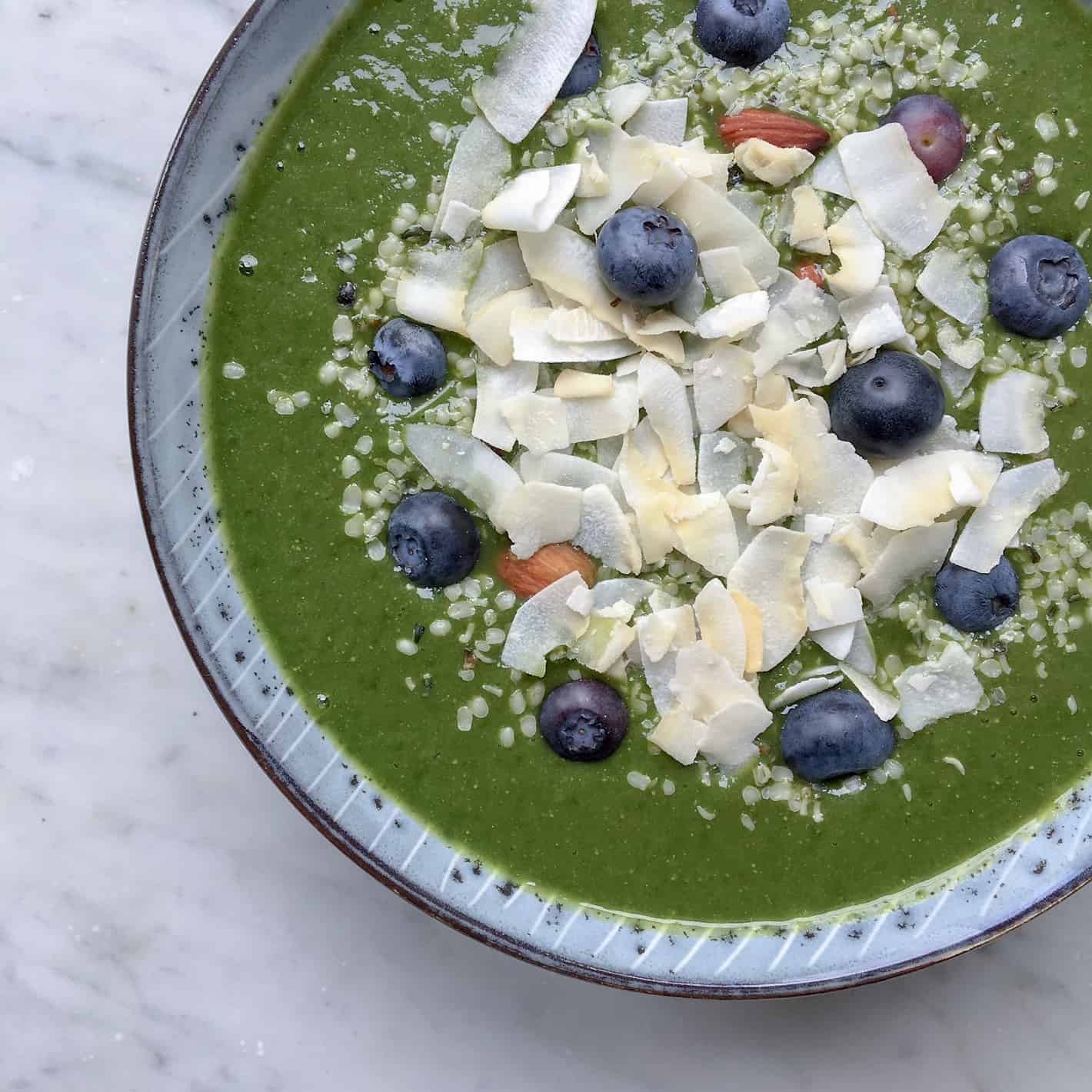 Smoothiebowl med græskarkernemel