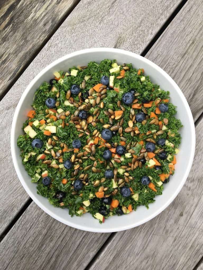 Grønkålssalat med blåbær og ristede græskarkerner