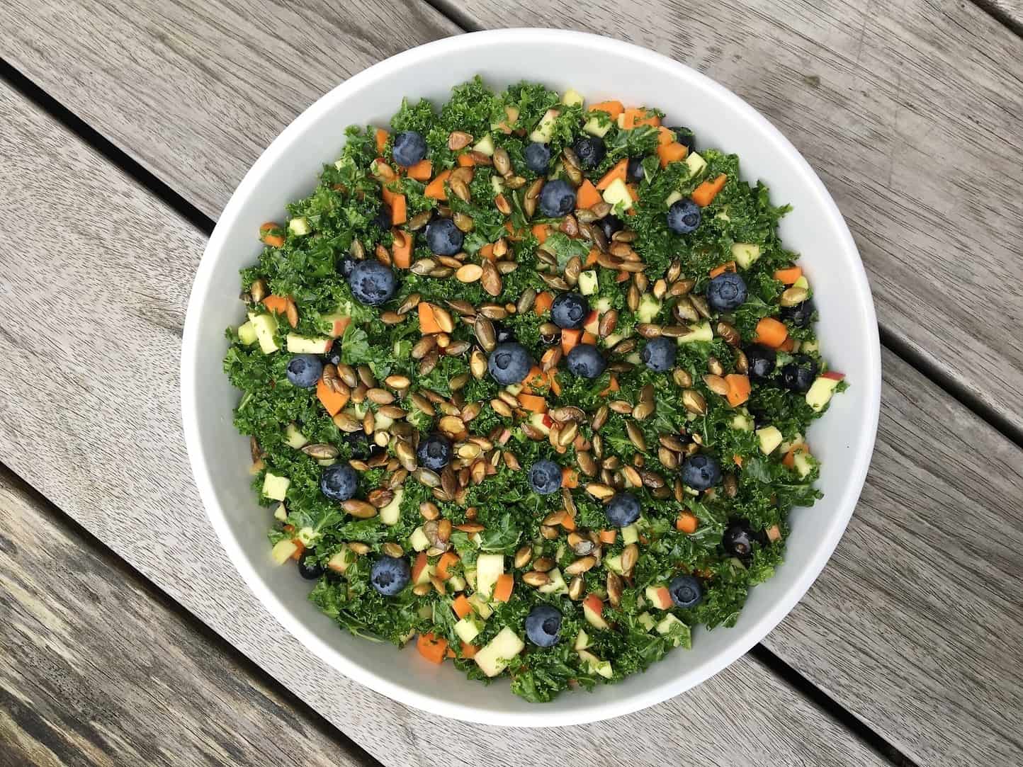 Grønkålssalat med blåbær og ristede græskarkerner