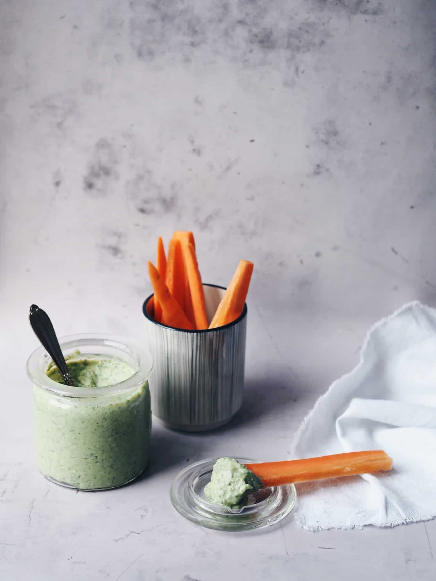 Myntedip med feta og friske krydderurter