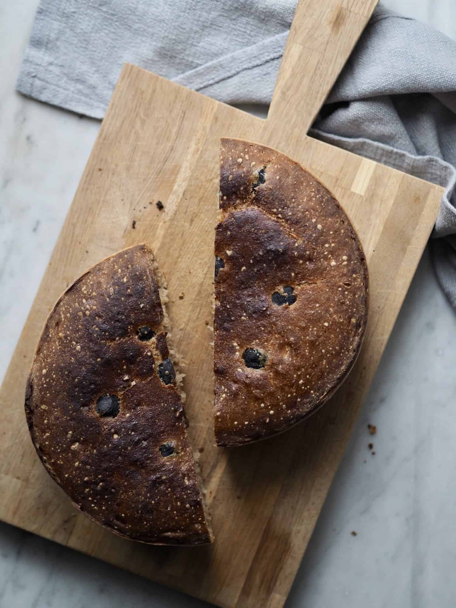 Brød med sorte oliven