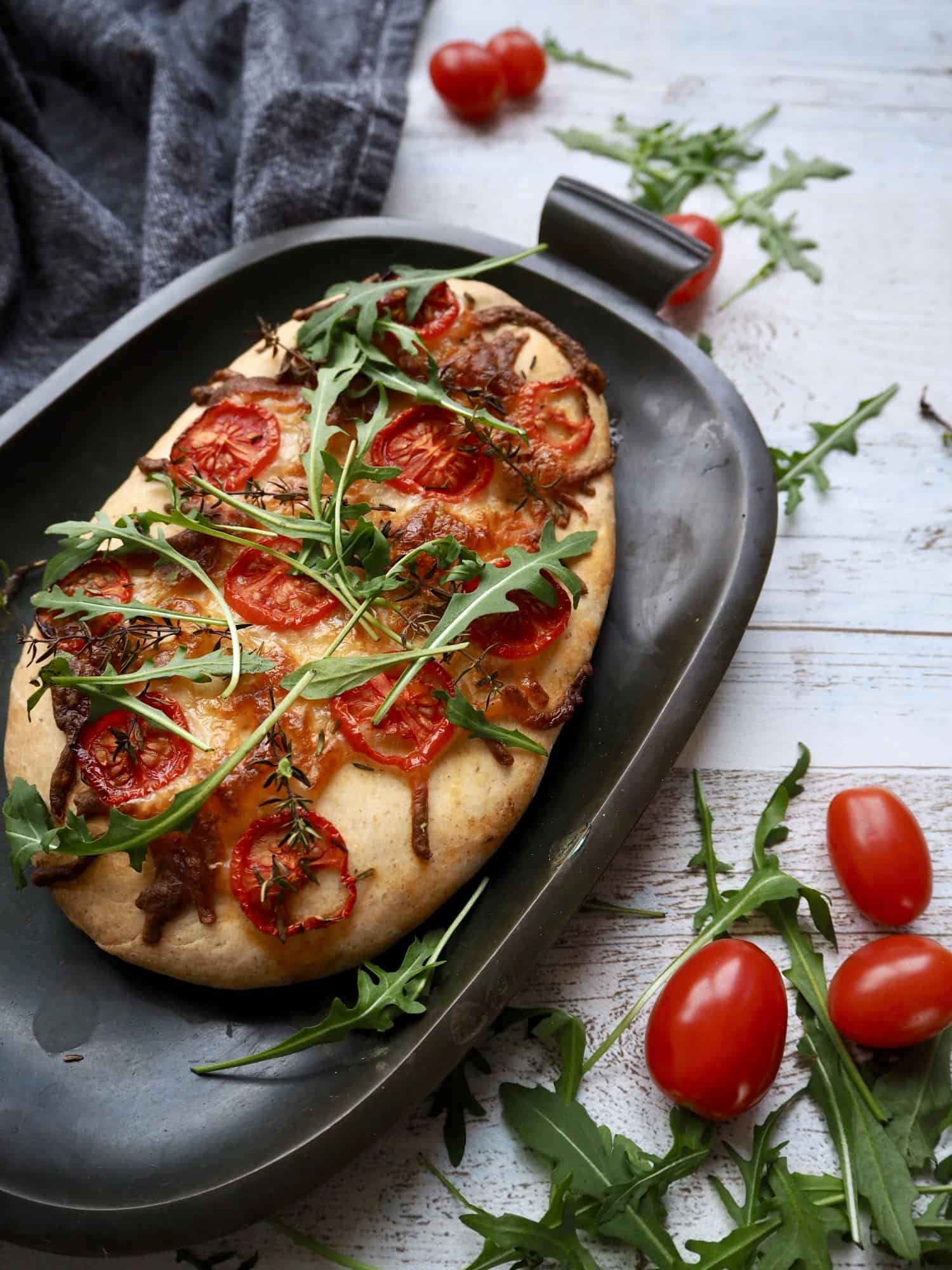 Små foccacia brød med mozzarella, tomat og timian