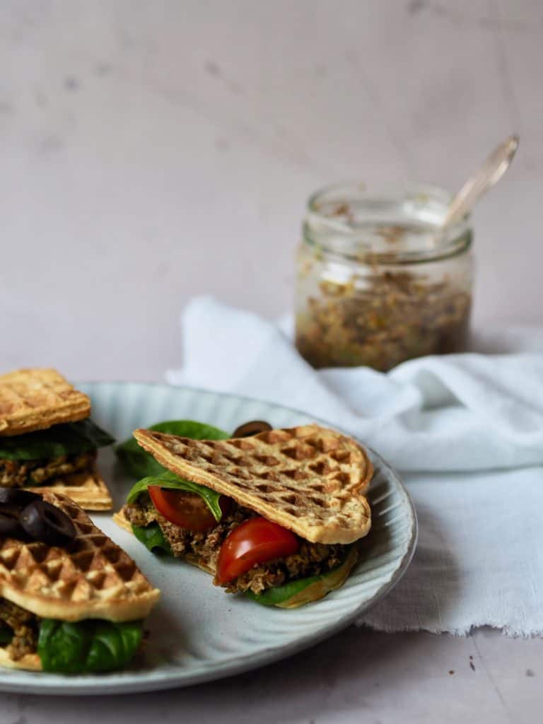 Vafler med grov oliventapanade - en idé til tapasbordet