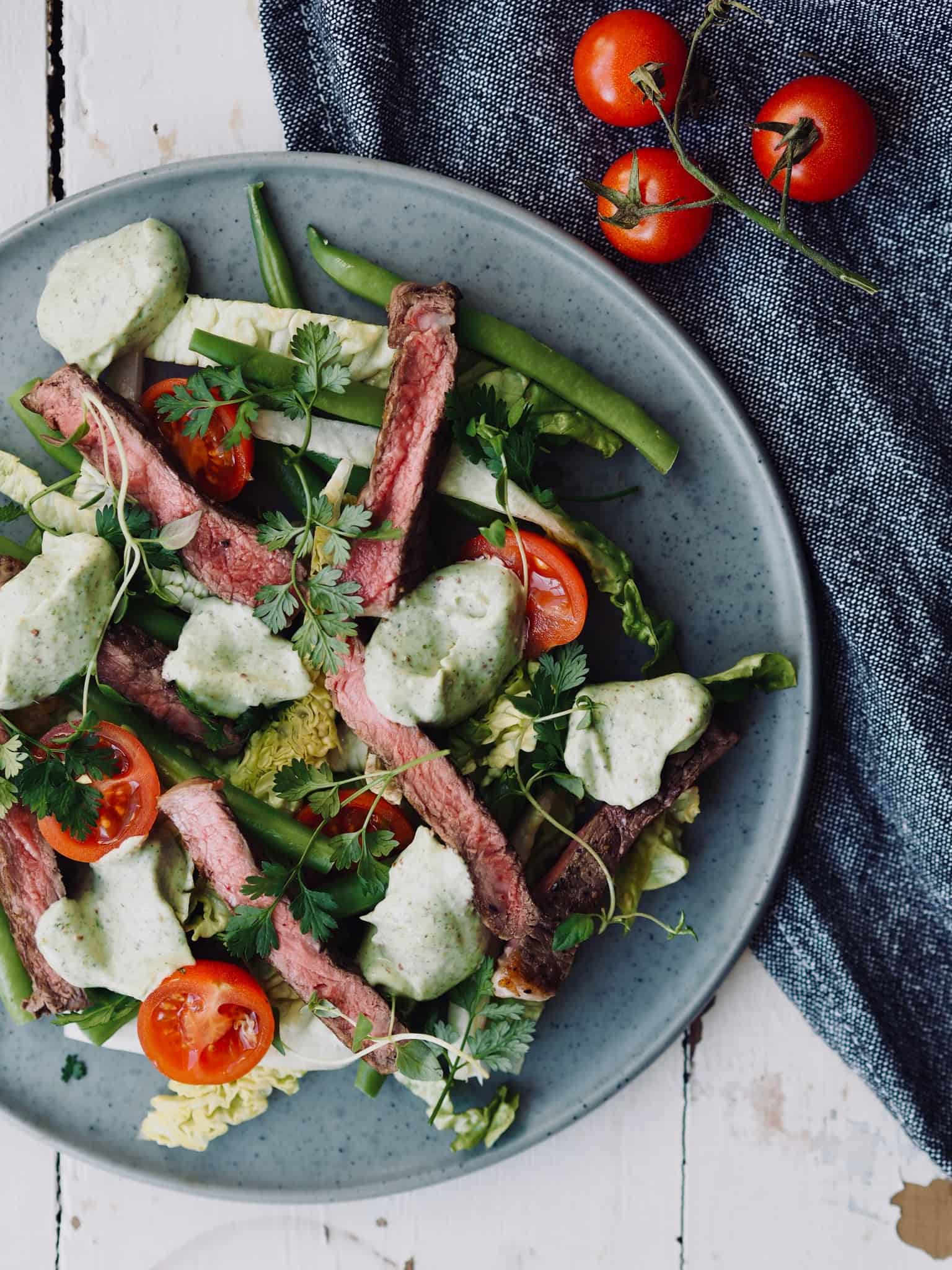 Steak salat med bønner, tomat og estragondressing