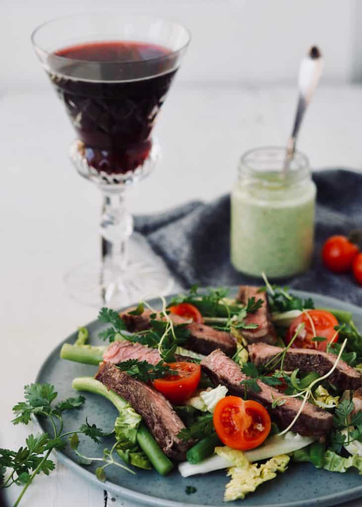 Steak salat med bønner, tomat og estragondressing