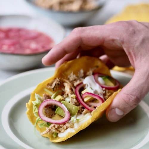 Majs tortillas med mexikrydrede kylling og grønt