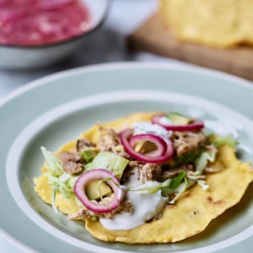 Majs tortillas med mexikrydrede kylling og grønt