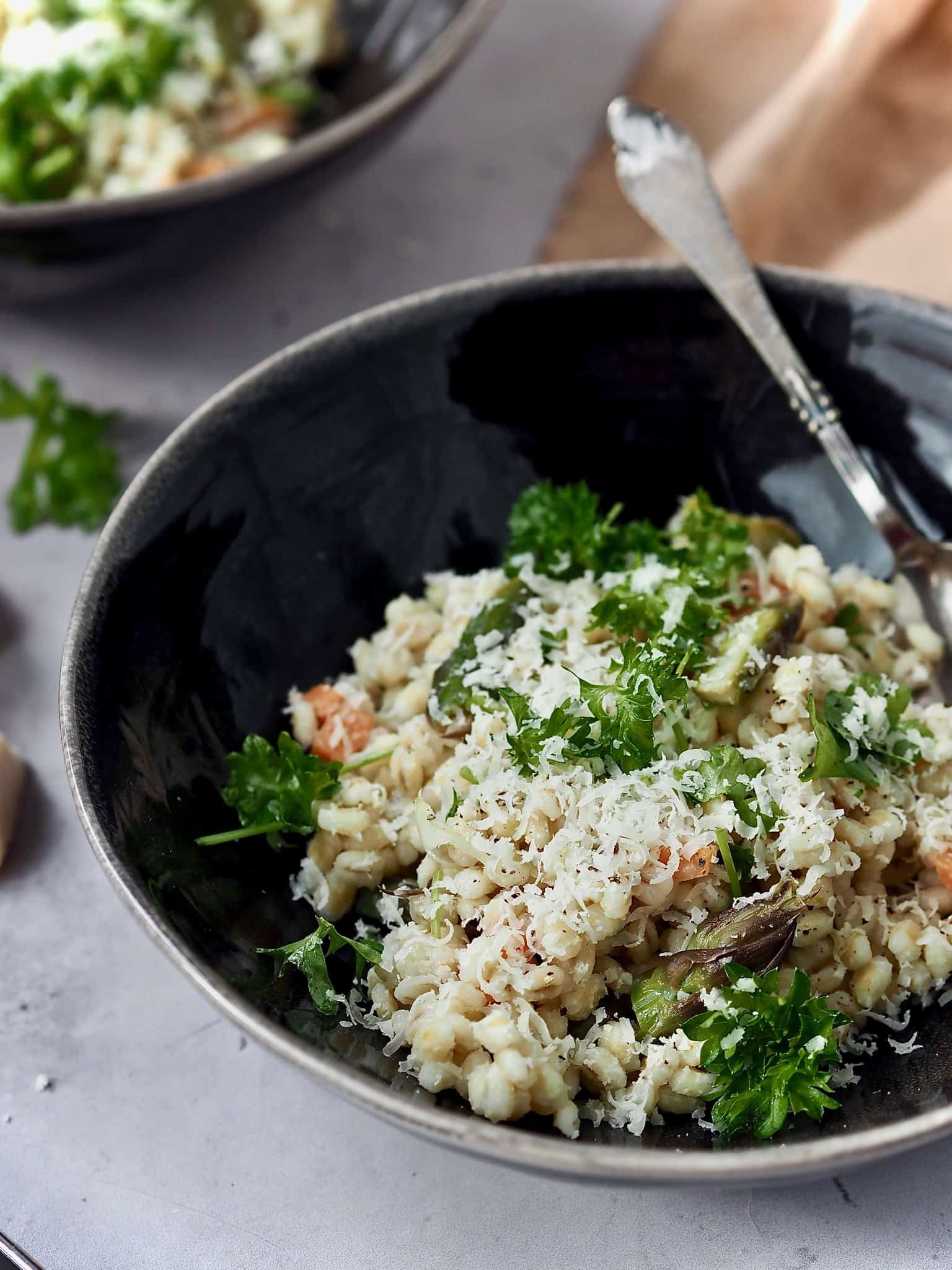 Perlebyg risotto med asparges og gulerødder