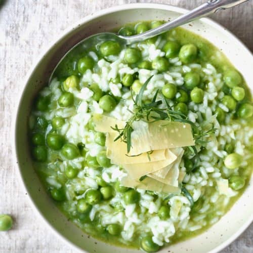 Risotto med ærter, parmesan og urteolie