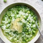 Risotto med ærter, parmesan og urteolie