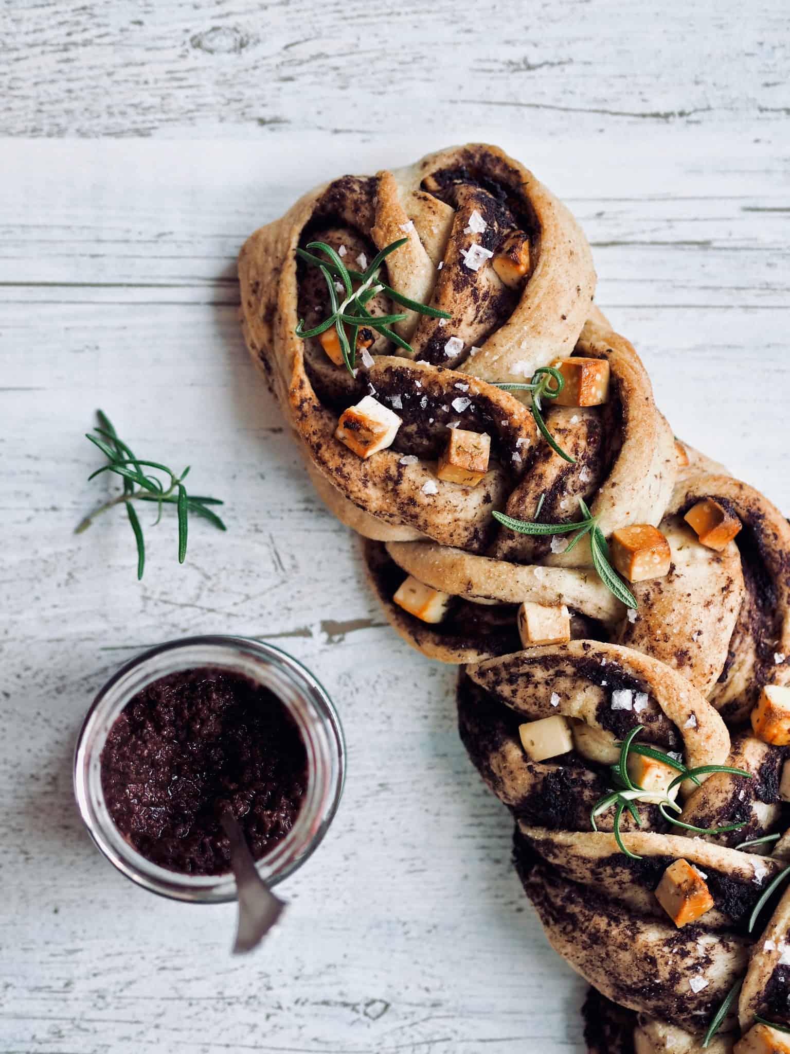 Flettet brød med oliven og feta