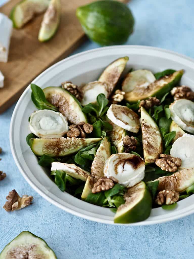 Gedeost salat med friske figner, valnødder og balsamico glace