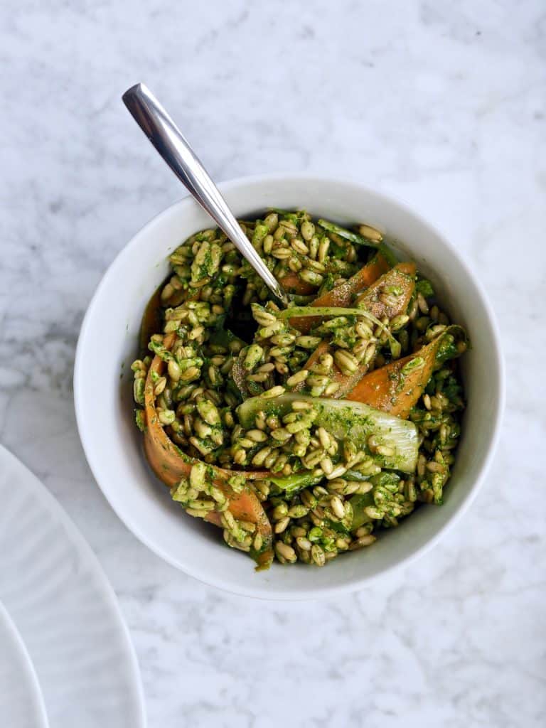 Perlebygsalat af urtecreme og crudité 2 Perlebyg vendt i urtecreme og crudité