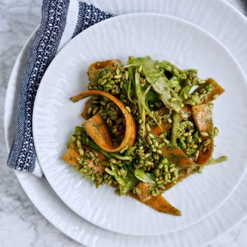 Perlebyg vendt i urtecreme og crudité