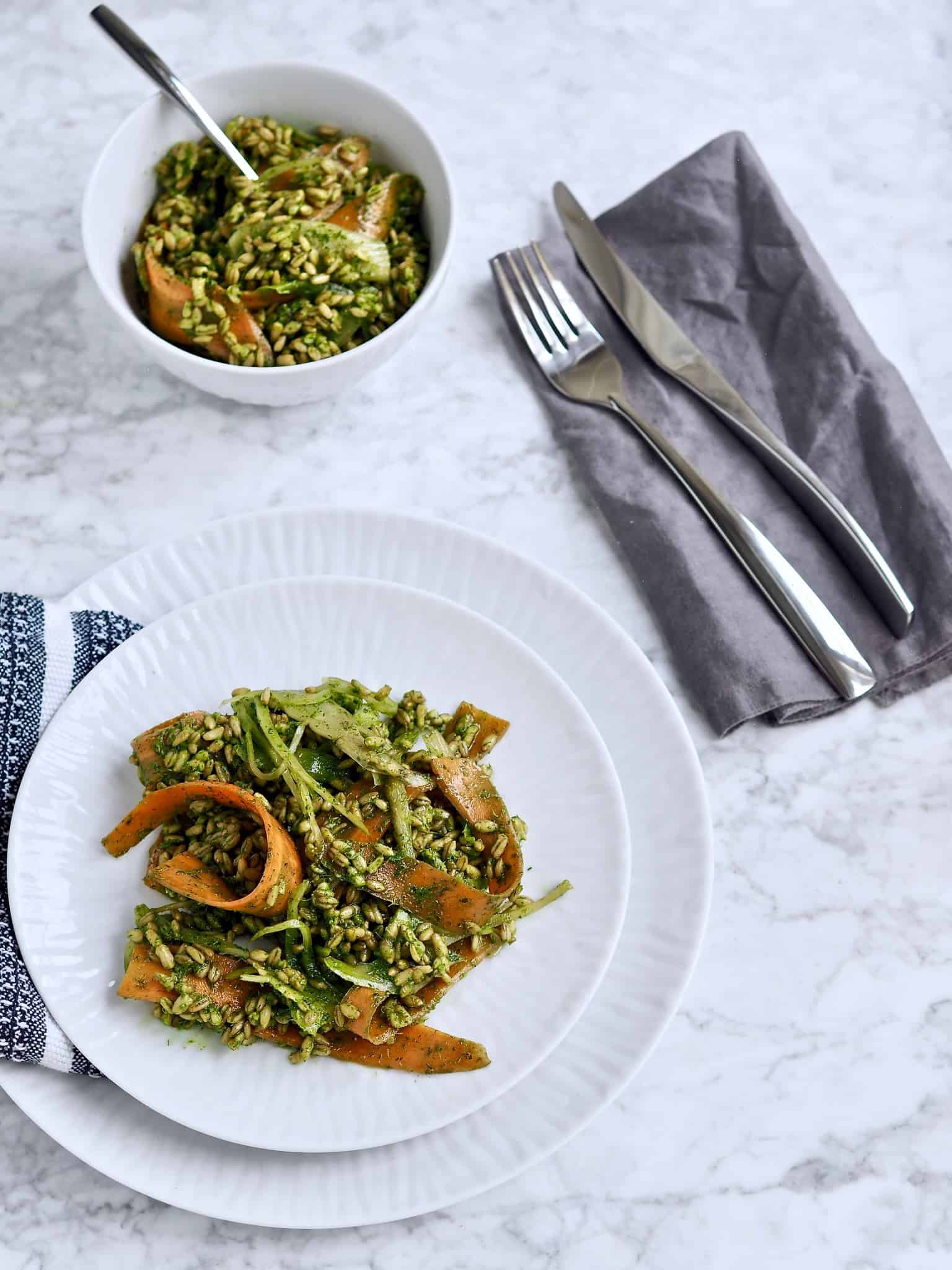 Perlebyg vendt i urtecreme og crudité