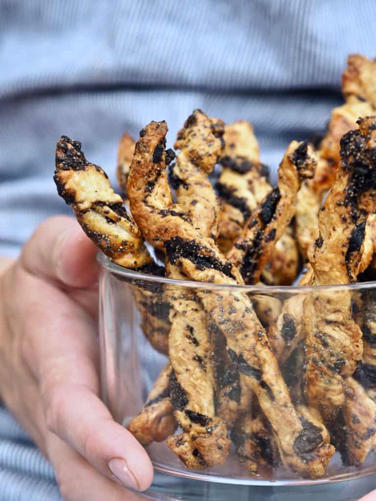Butterdejs grissini med oliventapenade og blå birkes