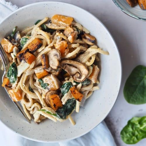 Cremet pasta med spinat, græskar og svampe