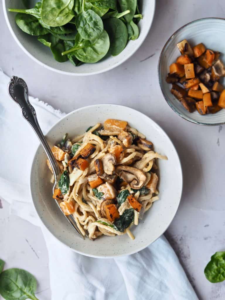 Cremet pasta med spinat, græskar og svampe