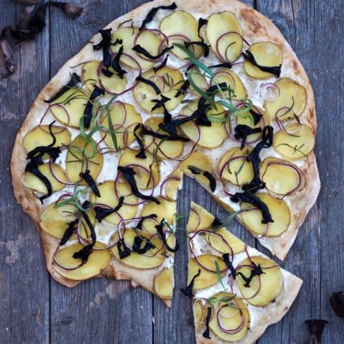 Hvid pizza med kartoffel, løg og trompetsvampe