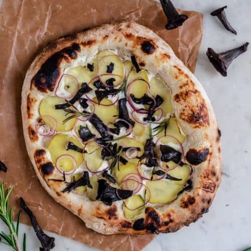 Klassisk hvid pizza med mascarpone og kartofler