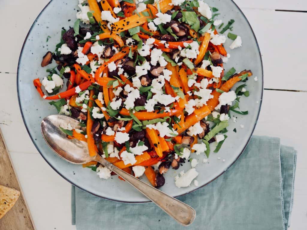 Salat med bagte gulerødder, peberfrugt og kidneybønner