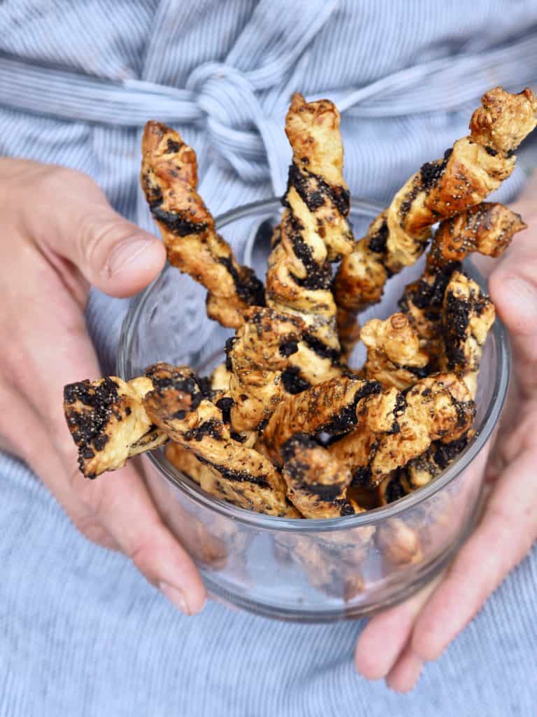 Butterdejs grissini med oliventapenade og blå birkes