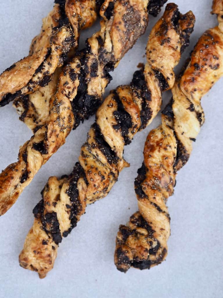 Butterdejs grissini med oliventapenade og blå birkes