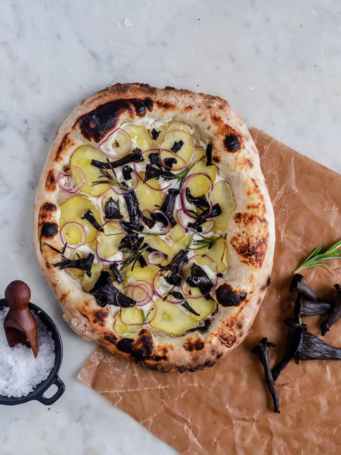 Hvid pizza med kartoffel og svampe klassisk Pizza Bianca