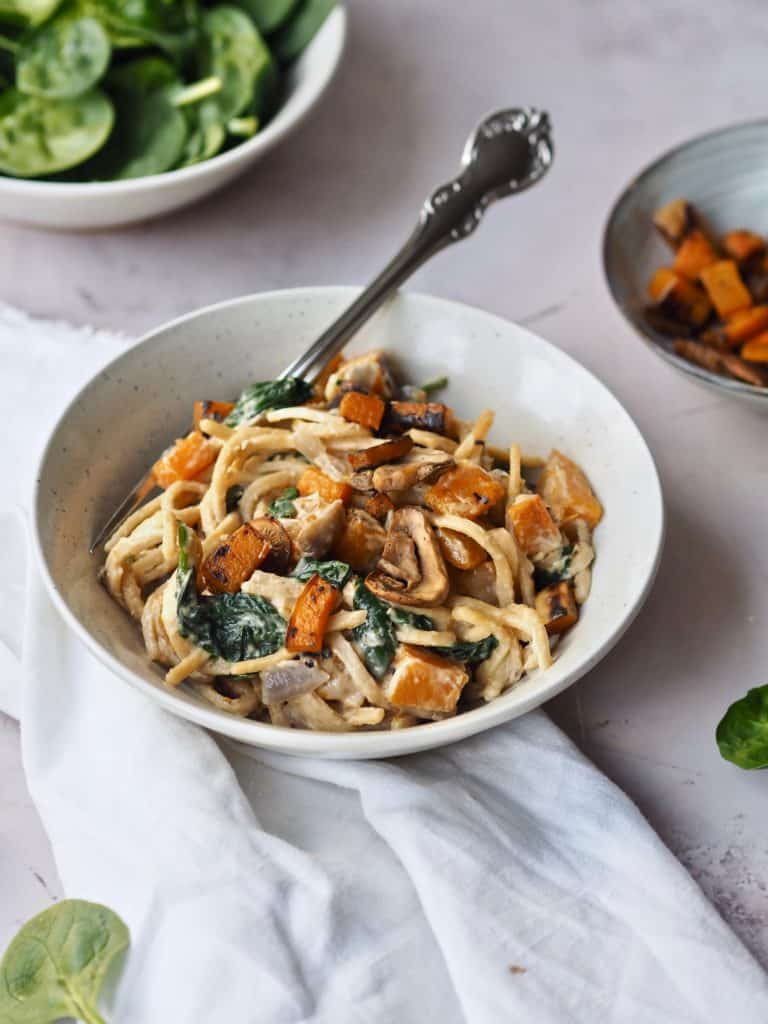 Cremet pasta med spinat, græskar og svampe