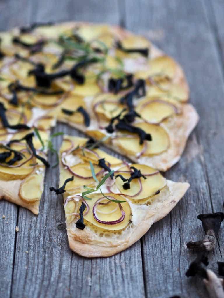 Hvid pizza med kartoffel, løg og trompetsvampe