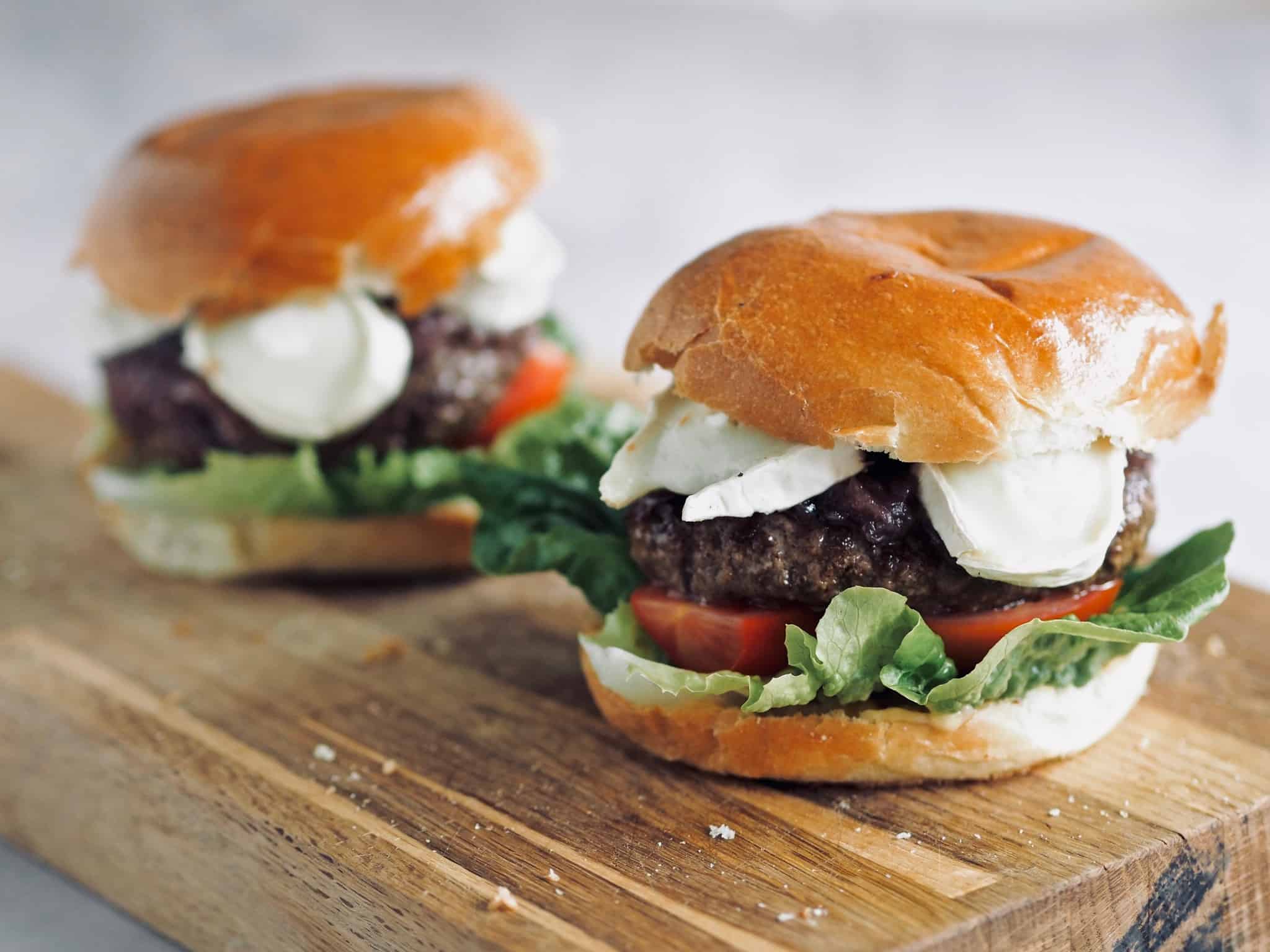 Burger med gedeost og karamelliserede rødløg