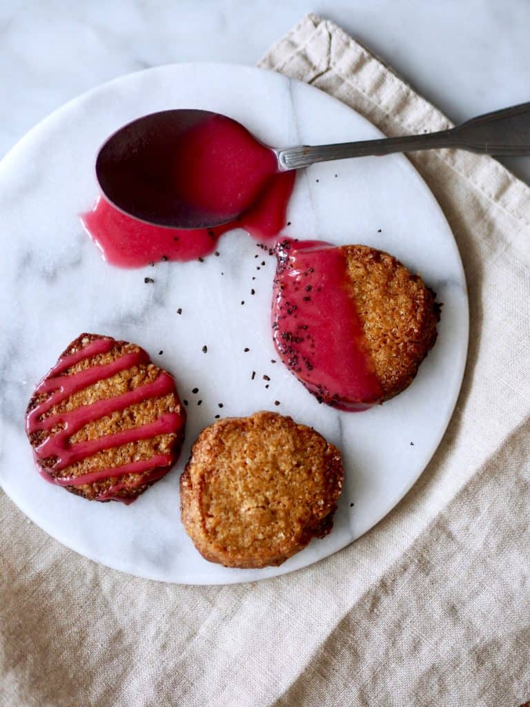 Lakrids småkager med syrlig kirsebærglasur