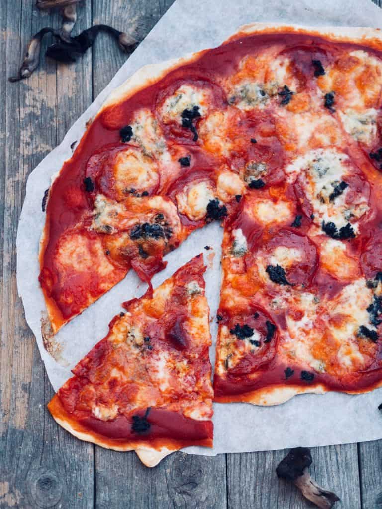 Pizza med chorizo og gorgonzola