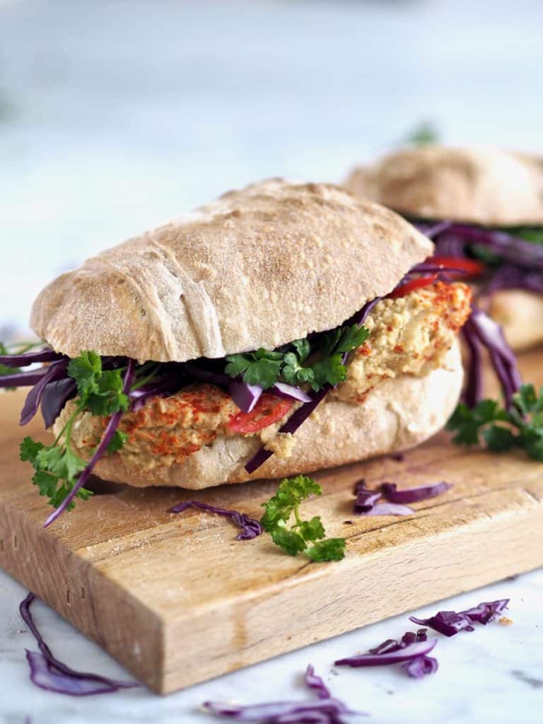 Vegetarisk sandwich med chilihummus