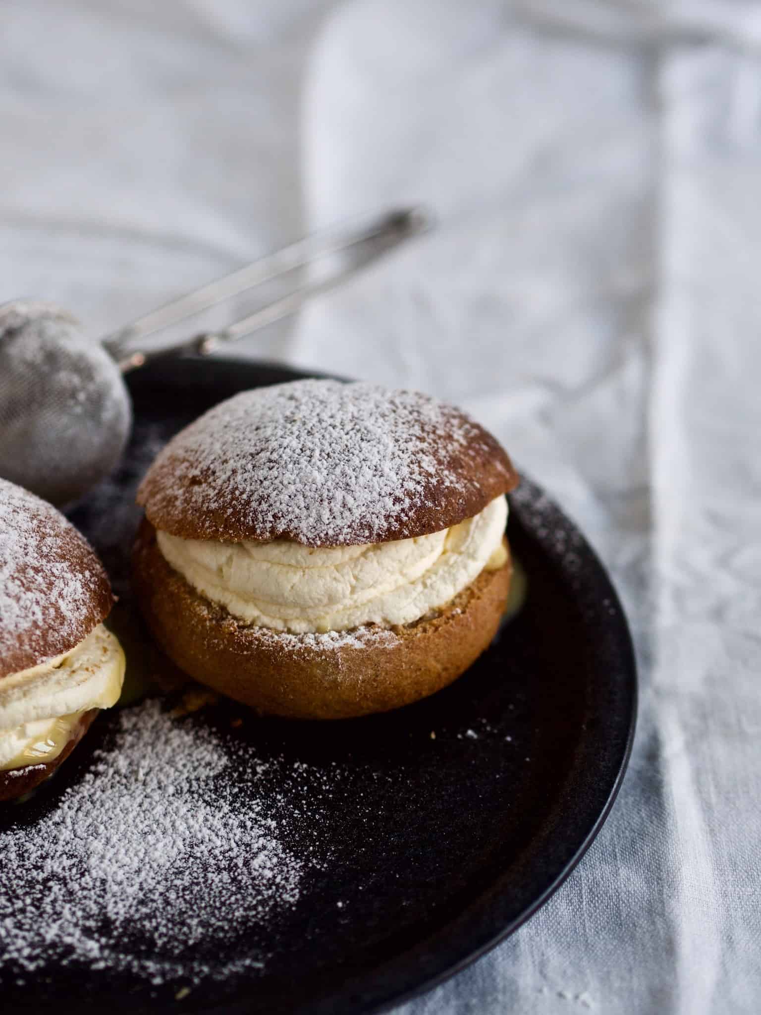 Semlor - svenske fastelavnsboller med citroncreme