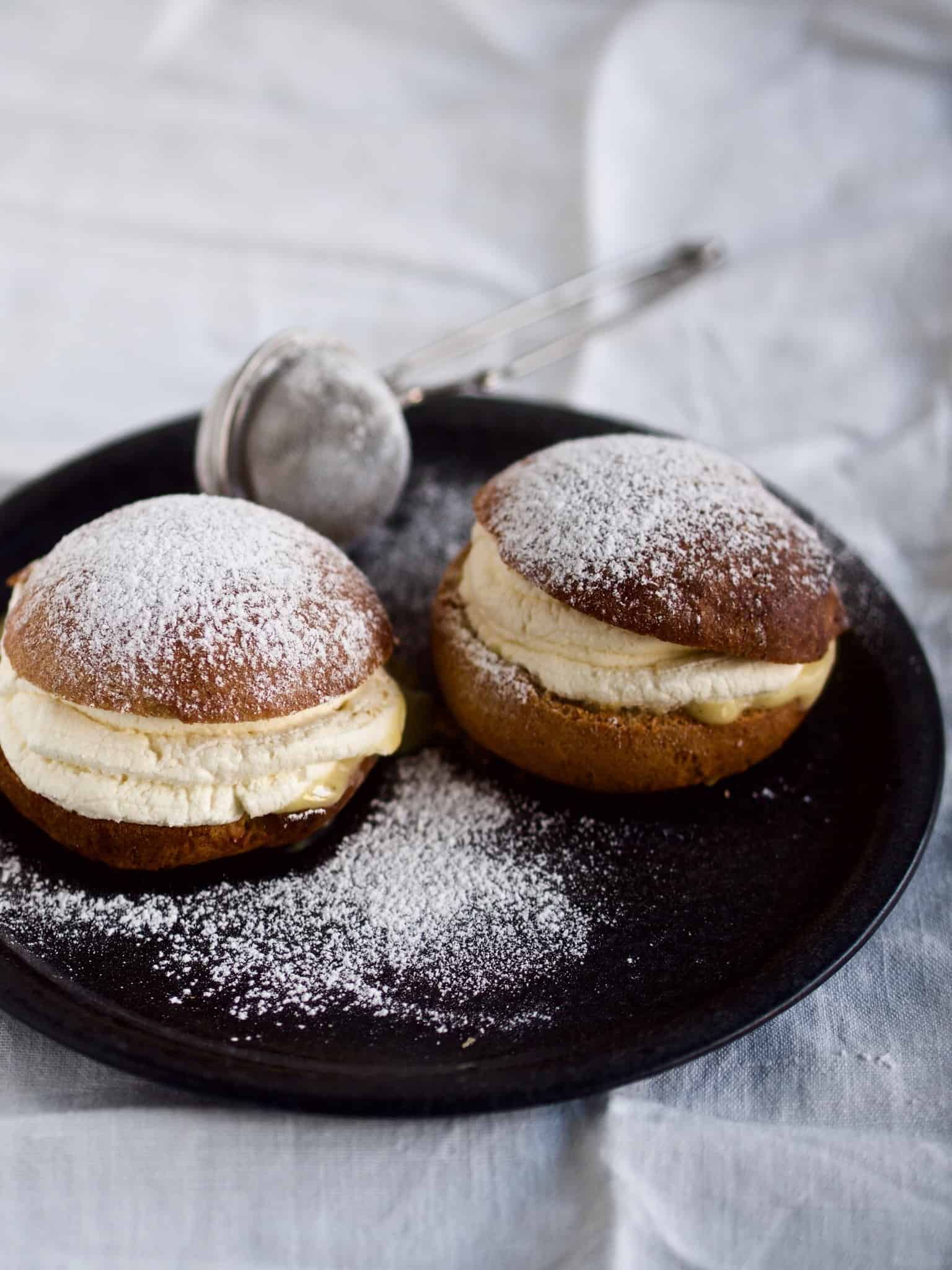 Semlor - svenske fastelavnsboller med citroncreme