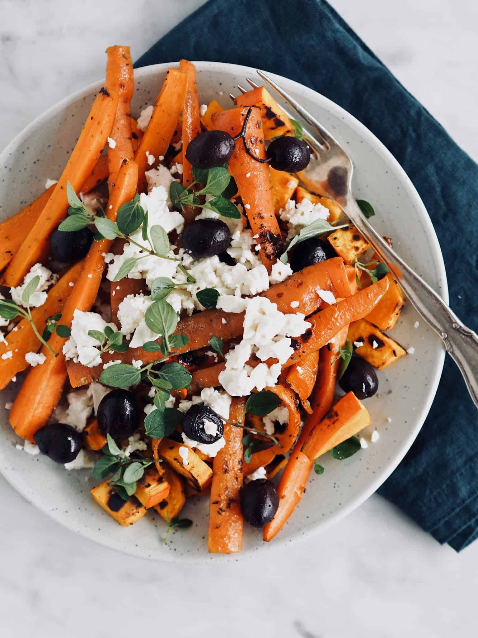 Grillede gulerødder med feta, oliven og tahin